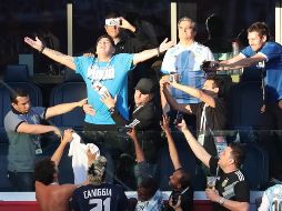 El genial futbolista argentino, campeón del mundo en México 1986, se hizo notar durante todo el partido. EFE/G. Licovski