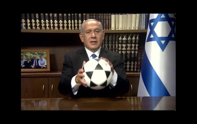 En la grabación, Netanyahu aparece con una pelota de futbol e incluso la patea durante unos segundos. ESPECIAL