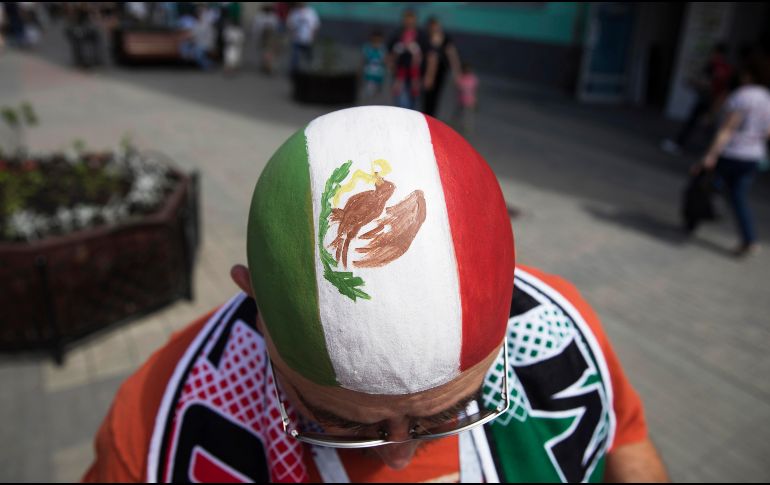 Seguidores de la Selección Azteca dan color a las calles de Ekaterimburgo, en espera de un gran partido de futbol. EFE / A. Safadi