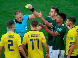 En una pelota por aire Gallardo saltó en busca de la pelota, pero se llevó al delantero Ola Toivonen y el silbante Néstor Pitana no dudó en sacar el cartón preventivo. AFP / J. Guerrero