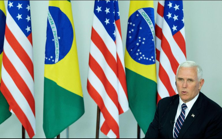 Mike Pence aterrizó en Manaos, donde visitará un albergue donde viven los refugiados venezolanos. EFE / J. Alves