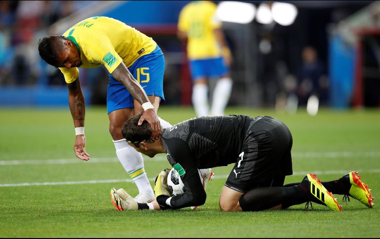 Brasil se puso adelante ante Serbia al 35', cuando Paulinho (I) recibió una asistencia de Coutinho y definió por encima del portero serbio para abrir el marcador. EFE / A. Estévez