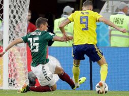 Moreno recibió la amonestación al derribar a Marcus Berg en el penalti que transformó Andreas Granqvist para poner el marcador 2-0. AP / G. Borgia