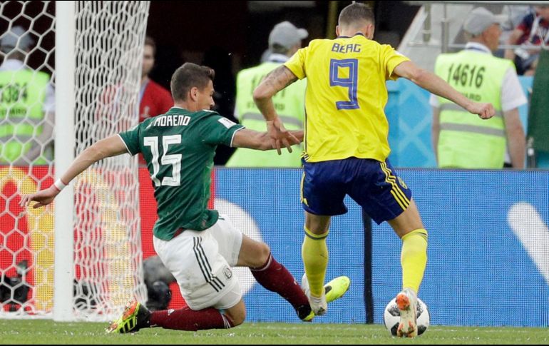 Moreno recibió la amonestación al derribar a Marcus Berg en el penalti que transformó Andreas Granqvist para poner el marcador 2-0. AP / G. Borgia