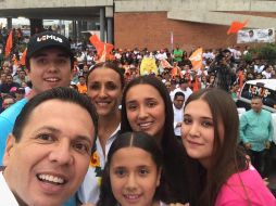 Durante su discurso, Lemus Navarro agradeció a su familia por apoyarlo durante todo el proceso y los invitó al estrado. TWITTER / @PabloLemusN