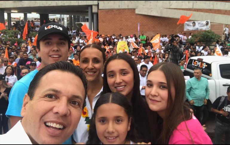 Durante su discurso, Lemus Navarro agradeció a su familia por apoyarlo durante todo el proceso y los invitó al estrado. TWITTER / @PabloLemusN
