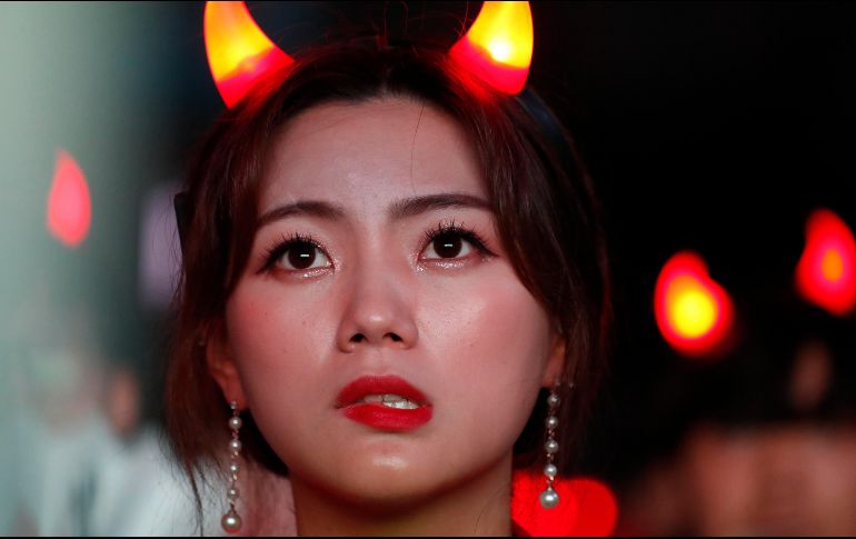 Algunos aficionados llegaron incluso a orinar en los arbustos de la embajada surcoreana. EFE / J. Heon-Kyun