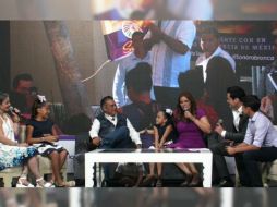 En un set de televisión, el aspirante presidencial llegó vistiendo unos vaqueros azules, camisa blanca, botas y su chaleco de piel color negro. TWITTER / @JaimeRdzNL