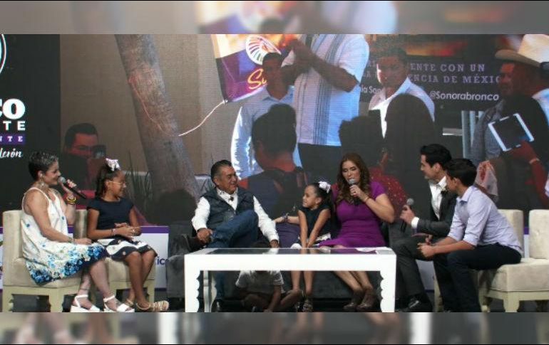 En un set de televisión, el aspirante presidencial llegó vistiendo unos vaqueros azules, camisa blanca, botas y su chaleco de piel color negro. TWITTER / @JaimeRdzNL