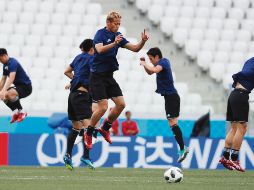 El japonés Keisuke Honda (centro) durante la práctica previa al duelo contra Polonia. AFP