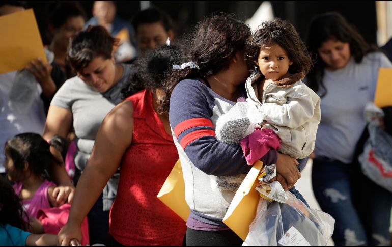 La administración de EU ha separado a más de dos mil niños de sus padres. AP/E. Gay