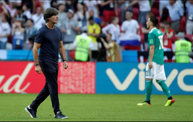 El técnico de la selección alemana Joachim Löw reacciona después de que su equipo no lograse pasar a octavos de final tras caer por 2-0 en el partido Corea Sur-Alemania. EFE/J. Muñoz