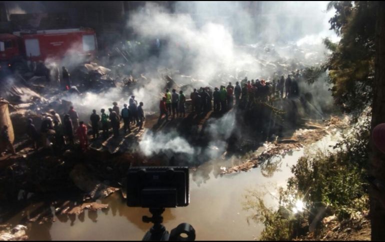 El incendio provocó numerosos daños materiales al arrasar con puestos de madera y fardos de ropa de segunda mano y extenderse a edificios de la zona. TWITTER