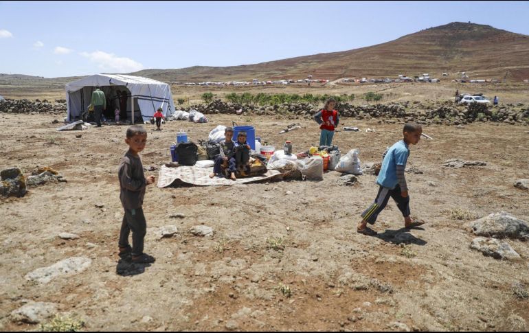 Varias familias huyen de la violencia que arrasa Daraa al suroeste de las fronteras de Siria, donde se asientan temporalmente en tiendas. EFE/A. Al-faqir
