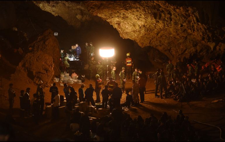 Buzos británicos y treinta miembros del Comando del Pacífico de EU apoyan a la unidad SEAL de la marina de élite de Tailandia en la búsuqueda.AFP/L. Suwanrumpha