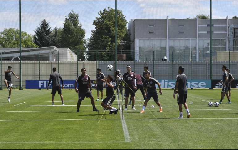 En las instalaciones del Dinamo Moscú, quienes fueron titulares frente a los escandinavos cumplieron con trabajos ligeros y sesión de gimnasio, mientras que el resto entrenó en el césped. AFP / Y. Cortez