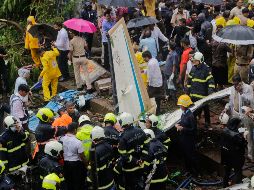 El aparato sobrevolaba la ciudad india antes de accidentarse contra el edificio en construcción. AP/R. Kakade
