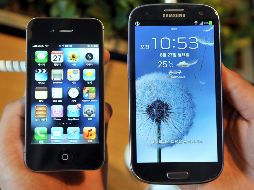 En 2012, un tribunal estadounidense dio la razón a Apple y ordenó a la compañía surcoreana a indemnizarle con 1.050 millones de dólares por los beneficios obtenidos por la comercialización de once modelos, entre ellos el Galaxy S II. AFP / Jung Yeon-je