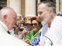 En las imágenes que compartió Miguel Bosé se aprecia al Papa Francisco sonriente. TWITTER / @BoseOfficial