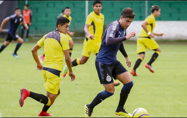 Josecarlos Van Rankin (derecha) reconoce la importancia de Chivas y espera aprovechar esta nueva oportunidad en su carrera. ESPECIAL/Chivasdecorazon