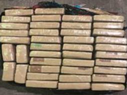 Los responsables se movilizaban en navíos y allí se hallaron los paquetes envueltos con cinta y forrados con látex para protegerlos de la humedad. TWITTER / @PoliciaAntiNar