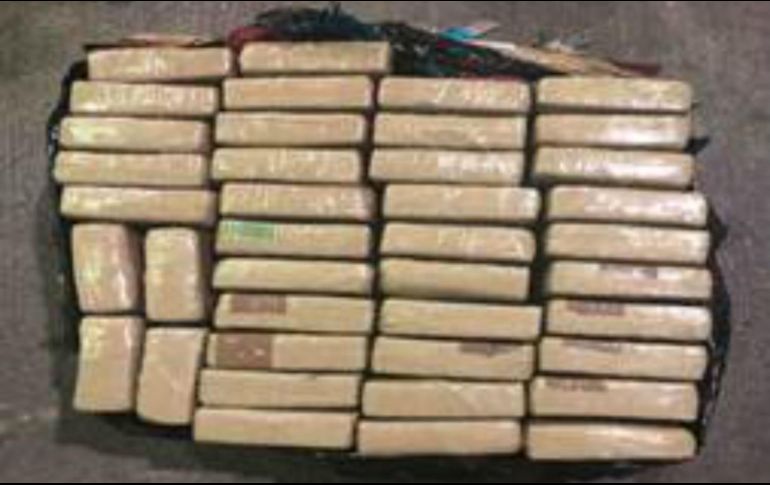 Los responsables se movilizaban en navíos y allí se hallaron los paquetes envueltos con cinta y forrados con látex para protegerlos de la humedad. TWITTER / @PoliciaAntiNar