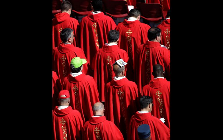 Cardenales asisten a una misa celebrada por el Papa Francisco en la Plaza San Pedro del Vaticano. En la ceremonia, Francisco bendijo los palios, unas estolas de lana que serán impuestas en sus respectivas sedes a los nuevos arzobispos metropolitanos. AP/A. Tarantino