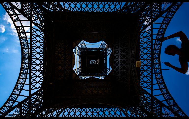 Un empleado revisa un modelo de la torre Eiffel de París, durante trabajos de renovación en el parque Miniwelt en Lichtenstein, Alemania. El sitio muestra cerca de 100 edificios a escala y con los detalles de los originales. AP/J. Meyer