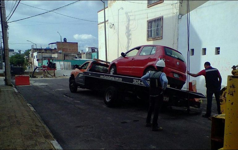En el cruce de Liceo y Gonzalo Curiel cuando se presentó el hundimiento tras el paso de un vehículo. TWITTER/ @VecinosAlcaldeB