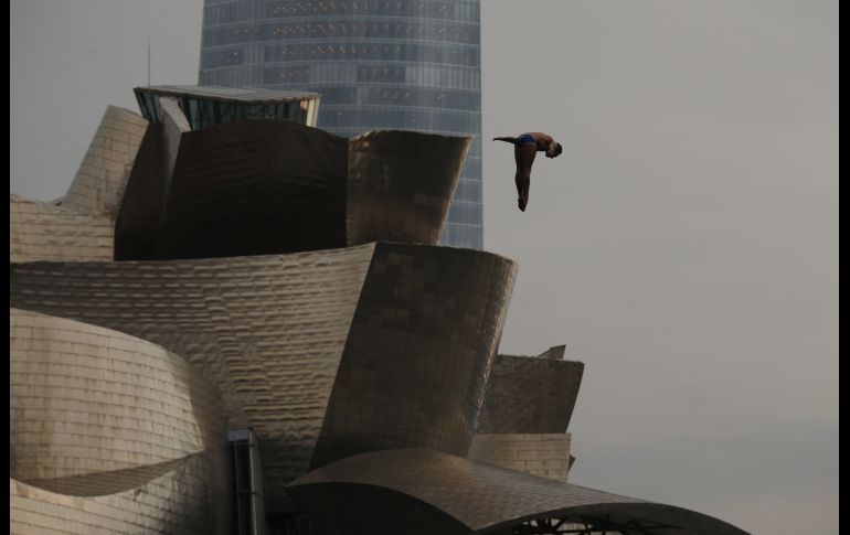 El italiano Alesandro de Rose durante su salto ante el Museo Guggenheim de Bilbao, España, en el primer día de competición de saltos de altura de 