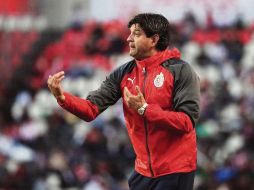José Saturnino Cardozo, DT de Chivas, da indicaciones durante el amistoso que sostuvo su equipo ante los Tuzos del Pachuca. ESPECIAL/Chivas de corazón