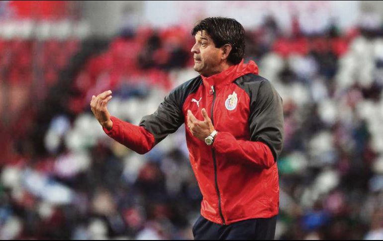 José Saturnino Cardozo, DT de Chivas, da indicaciones durante el amistoso que sostuvo su equipo ante los Tuzos del Pachuca. ESPECIAL/Chivas de corazón