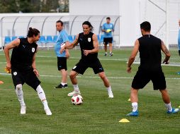 Rodrigo Bentancur y Edinson Cavani disputan el balón durante su preparación previo al choque con Portugal. EFE/R. Wittek