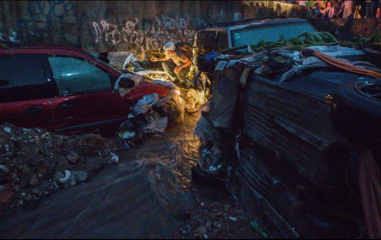 En caso de que la corriente arrastre el automóvil es importante no hacer maniobras o moverlo del lugar donde termine, para hacer válido el seguro. EL INFORMADOR/Archivo