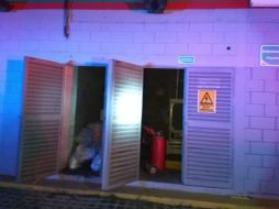 Al arribo de las autoridades, encuentran a dos hombres y una mujer, quienes causaron daños a las cajas de energía así como a las instalaciones eléctricas de emergencia. ESPECIAL/ Policía de Tlajomulco