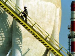 El rey Salman bin Abdelaziz, confirmó que se comprometió a aumentar su producción a dos millones de barriles diarios, a petición de Donald Trump. AP/ARCHIVO