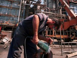 El sector privado puede comprar petróleo de forma transparente en la bolsa y luego exportarlo, informan expertos. AP/ARCHIVO