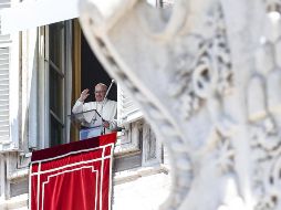 El Papa Francisco saluda a los miles de fieles que se congregaron a atender la misa dominical. EFE/G. Lami