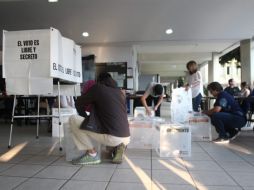 Unas de las primeras incidencias más frecuentes de la jornada es el retraso en la instalación y apertura de casillas. EL INFORMADOR / E. Barrera