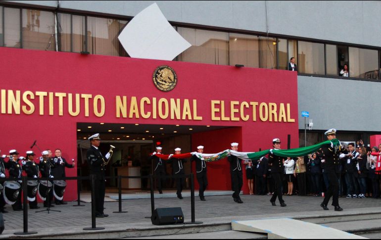 En el patio de la sede del Instituto Nacional Electoral (INE), los integrantes del Consejo General, presididos por Lorenzo Córdova Vianello, realizaron el izamiento de Bandera y entonaron el Himno Nacional. NTX / F. Estrada