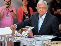 Luego de que le fueron entrega las boletas electorales y entrara a la mampara para realizar su voto, colocó cada una de las boletas electorales en la urna correspondiente. AFP / A. Estrella