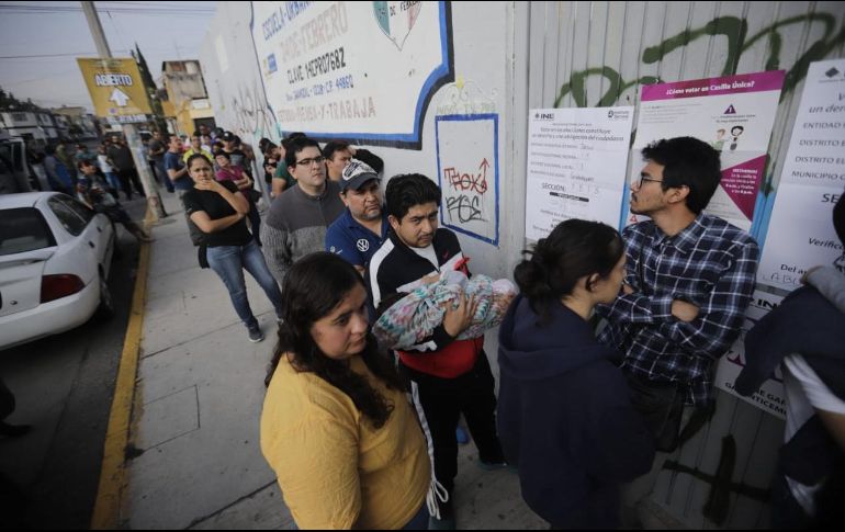Los ciudadanos correspondientes a la sección 0869 comenzaron a desesperarse y retirarse del lugar para regresar más tarde. EL INFORMADOR / F. Atilano