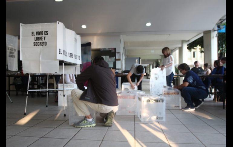 Algunas de las primeras quejas fueron el retraso en el armado y apertura de casillas. EL INFORMADOR / E. Barrera