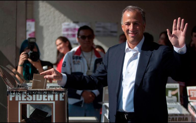 Meade Kuribreña llega alrededor de las 09:47 horas a la casilla 0727, ubicada en la calle Canteras de Oxtopulco 16, en la colonia Chimalistac, acompañado por su esposa, Juana Cuevas. AFP / J. Aguilar