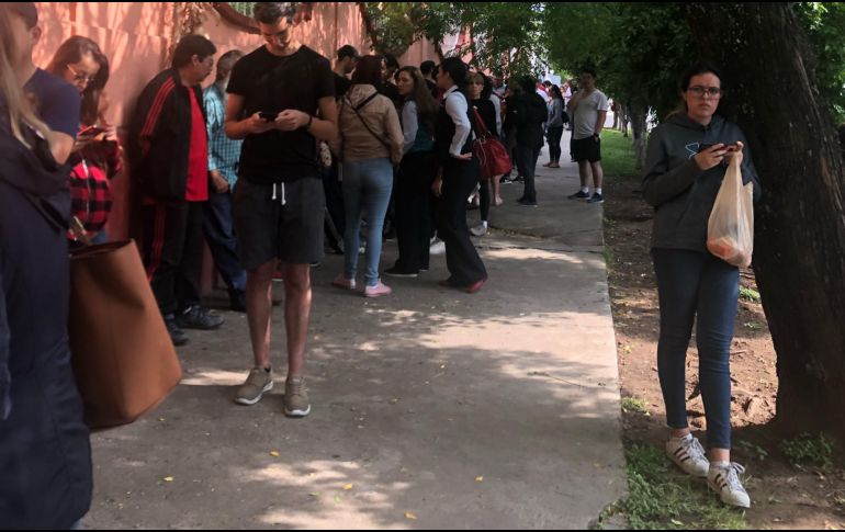 Los ciudadanos comienzan a formarse en las casillas Especiales de la sección 1058 instaladas en Avenida Ignacio L. Vallarta en la colonia Arcos Vallarta. EL INFORMADOR / J. Baumgarten