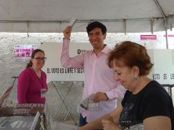 Pedro Kumamoto fue de los primeros en votar en la casilla instalada en la colonia La Calma, de Zapopan. ESPECIAL