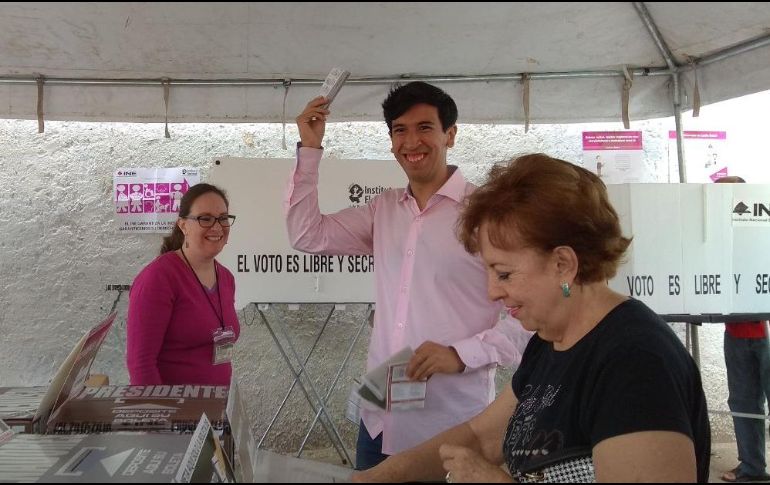 Pedro Kumamoto fue de los primeros en votar en la casilla instalada en la colonia La Calma, de Zapopan. ESPECIAL