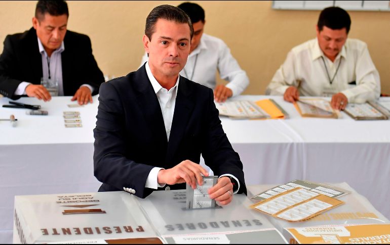 El mandatario acudió acompañado de su familia. AFP/ O. Torres