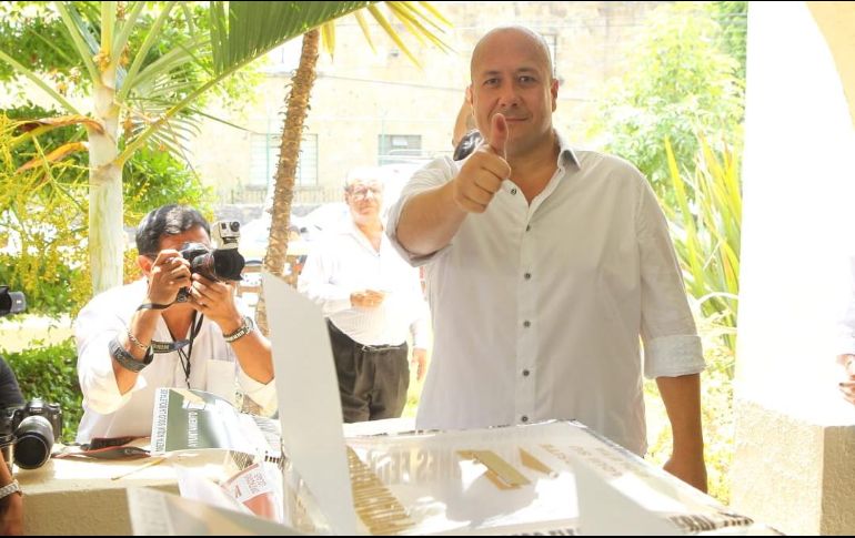 Alfaro acudió a votar a la casilla ubicada en avenida La Paz, en la colonia Arcos Vallarta. EL INFORMADOR / G. Gallo