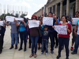 Otros ciudadanos también se manifestaron afuera del Instituto Cabañas. EL INFORMADOR / G. Esparza